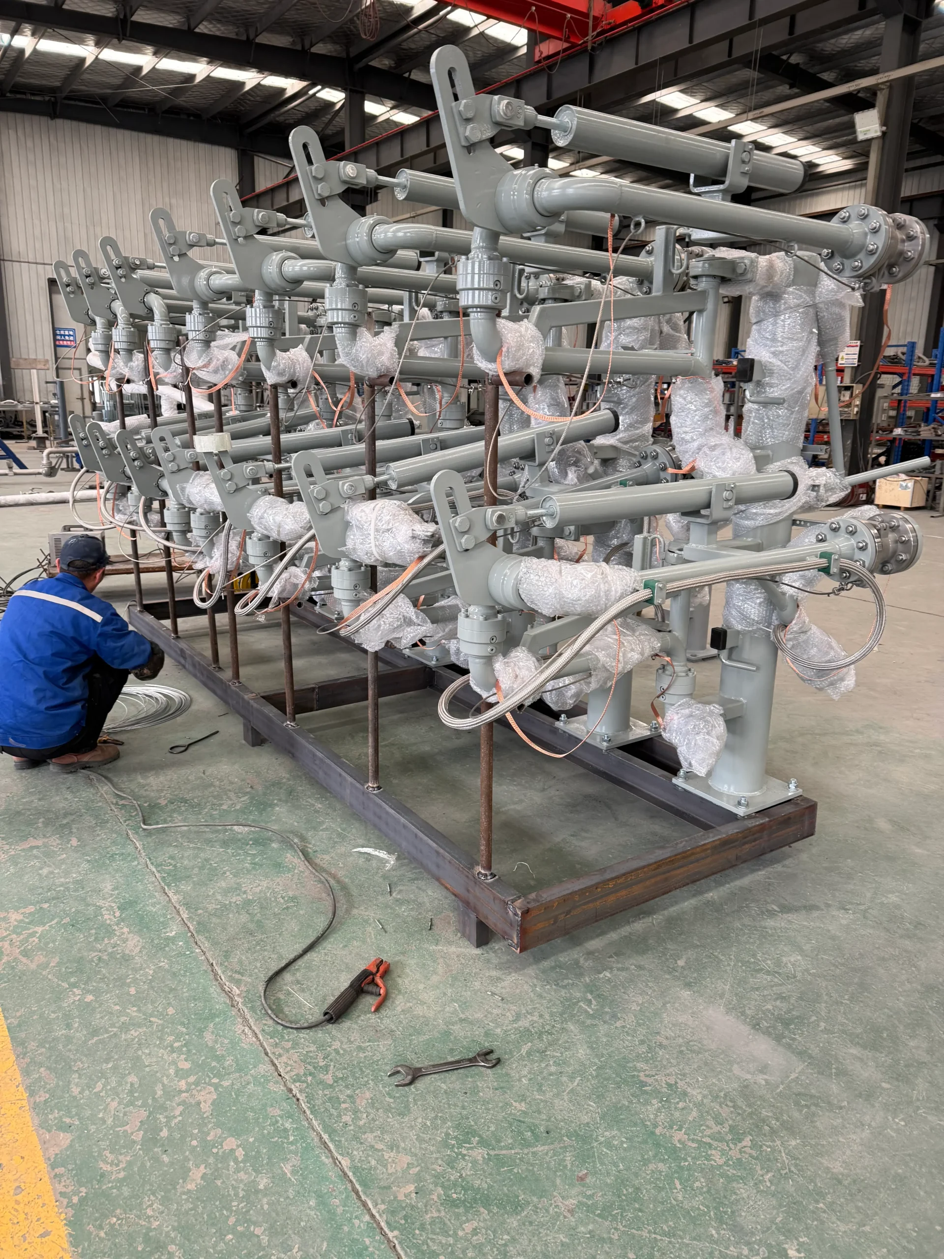 Cryogenic and petroleum loading arm assemblies